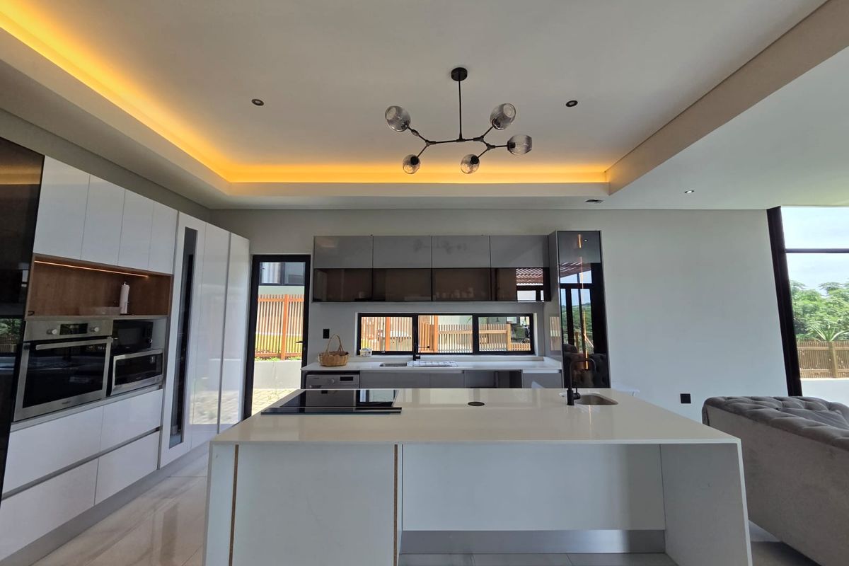 Spacious 4-Bedroom Family Home in Secure Palm Lakes Estate - Photo 3