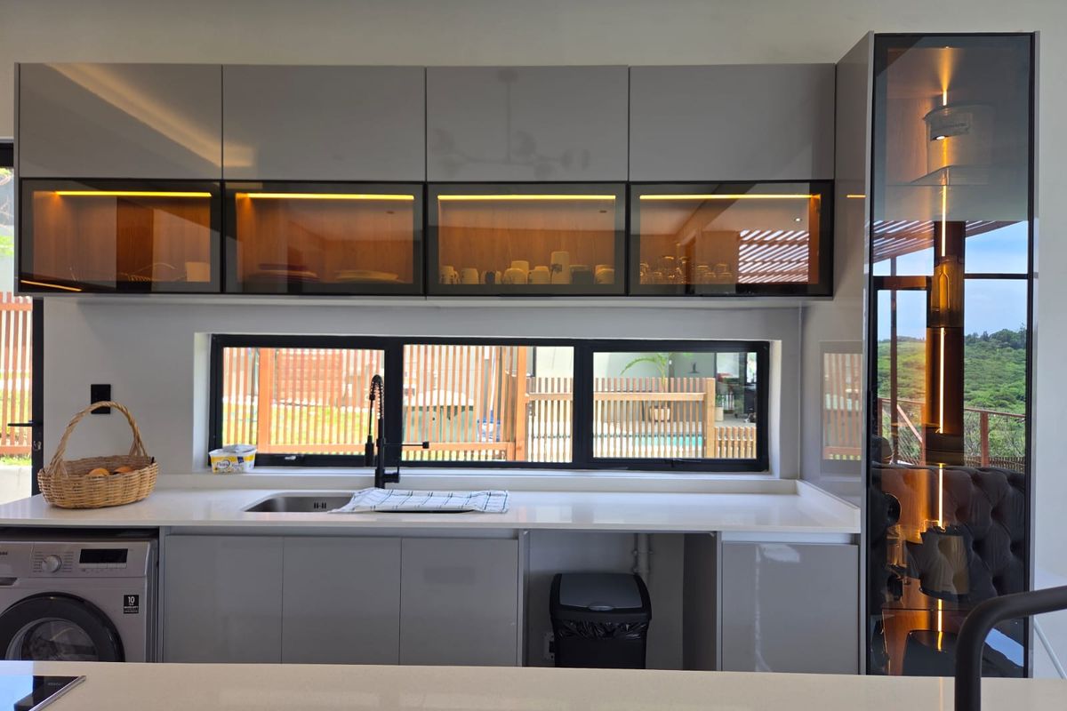 Spacious 4-Bedroom Family Home in Secure Palm Lakes Estate - Photo 5