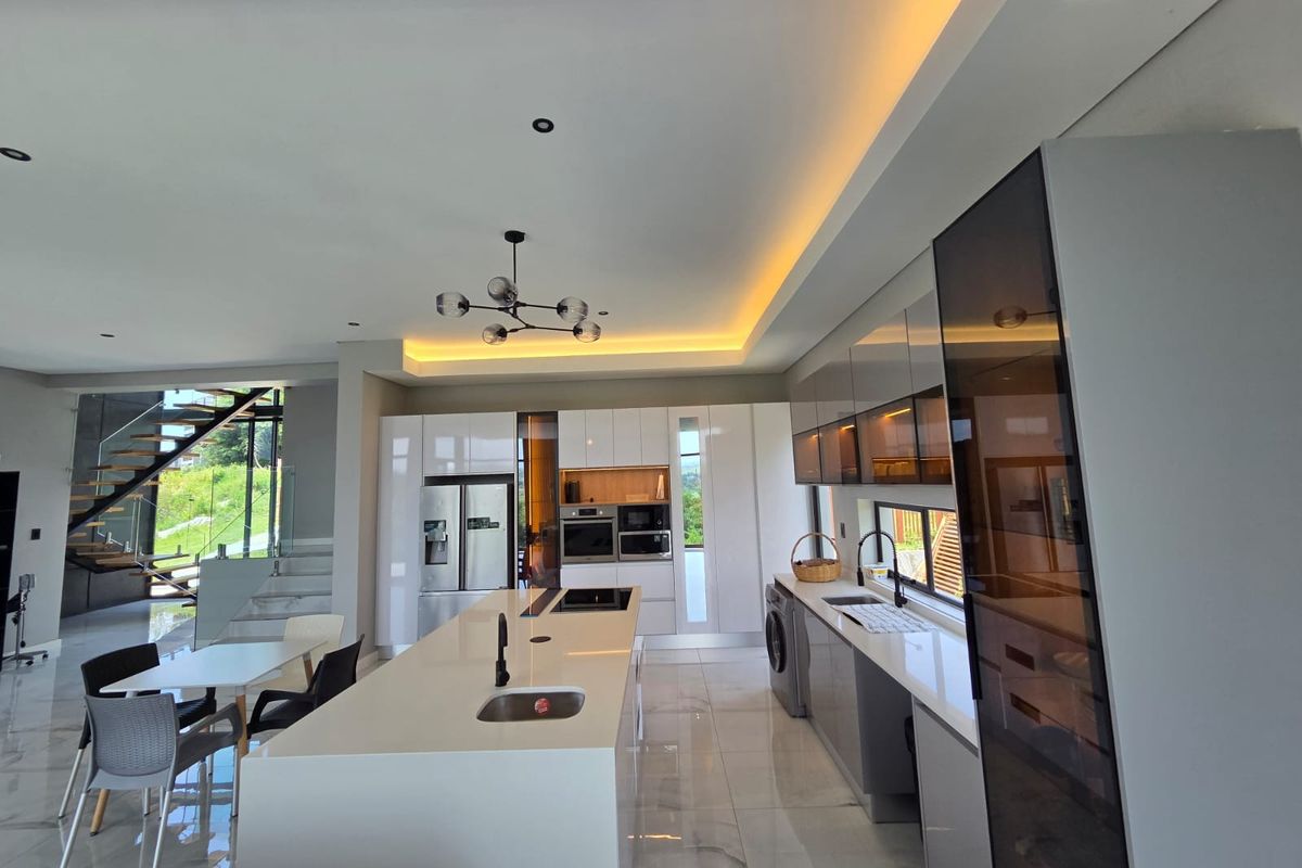 Spacious 4-Bedroom Family Home in Secure Palm Lakes Estate - Photo 4