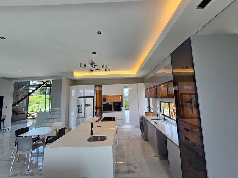 Spacious 4-Bedroom Family Home in Secure Palm Lakes Estate - Photo 4