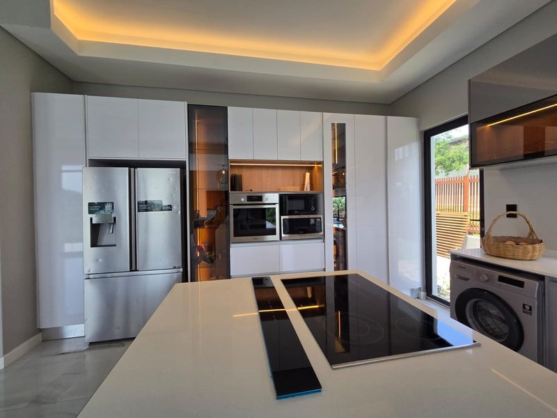 Spacious 4-Bedroom Family Home in Secure Palm Lakes Estate - Photo 7