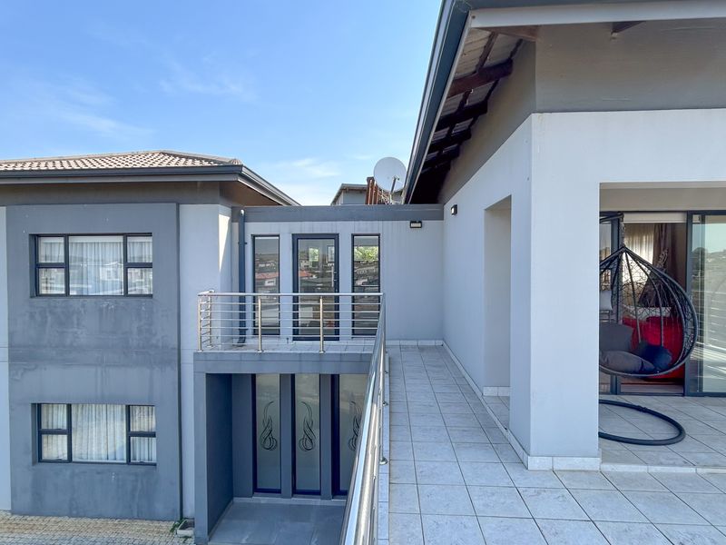 Elegant 3-Bedroom Double-Story Home for Sale in Palm Lakes Estate - Photo 3