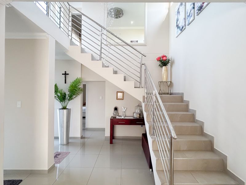 Elegant 3-Bedroom Double-Story Home for Sale in Palm Lakes Estate - Photo 9