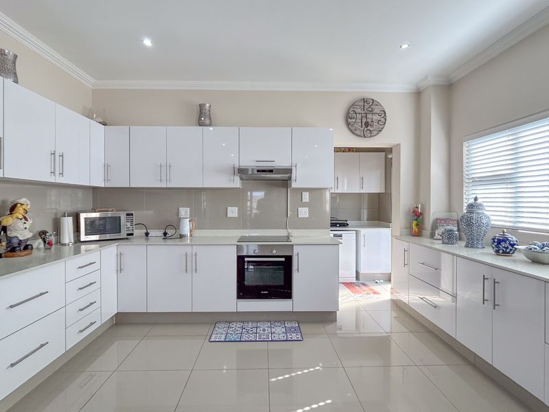 Elegant 3-Bedroom Double-Story Home for Sale in Palm Lakes Estate - Photo 7