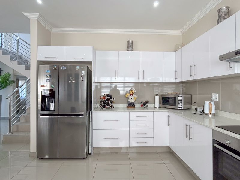 Elegant 3-Bedroom Double-Story Home for Sale in Palm Lakes Estate - Photo 6