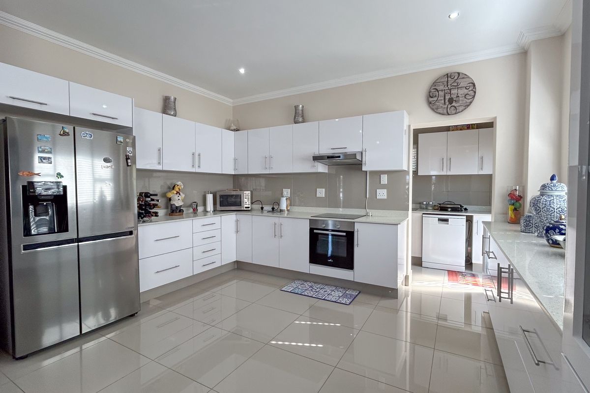 Elegant 3-Bedroom Double-Story Home for Sale in Palm Lakes Estate - Photo 5