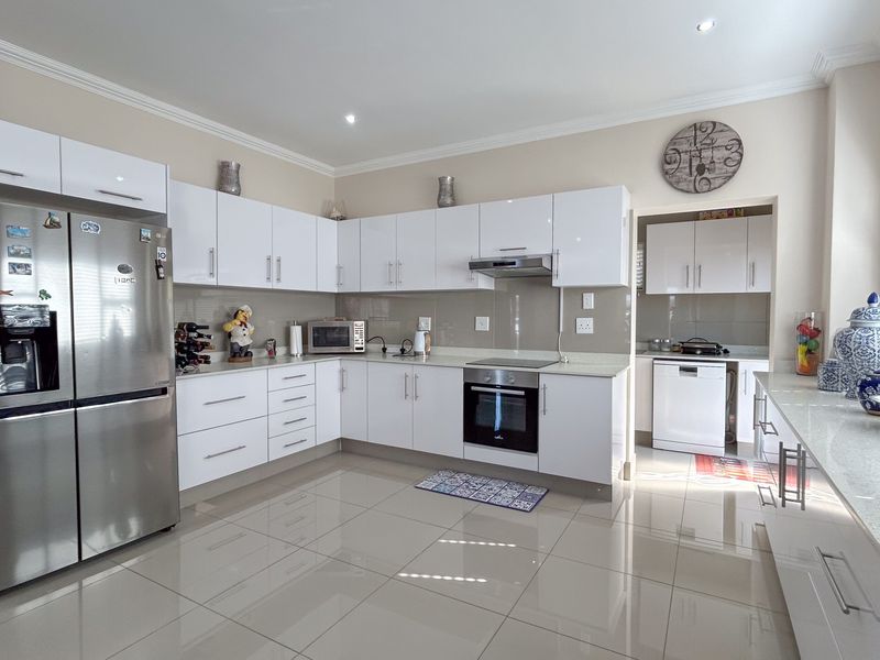 Elegant 3-Bedroom Double-Story Home for Sale in Palm Lakes Estate - Photo 5