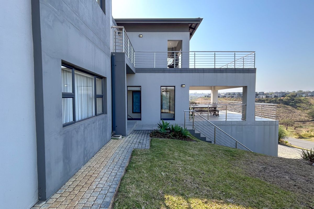 Elegant 3-Bedroom Double-Story Home for Sale in Palm Lakes Estate - Photo 2