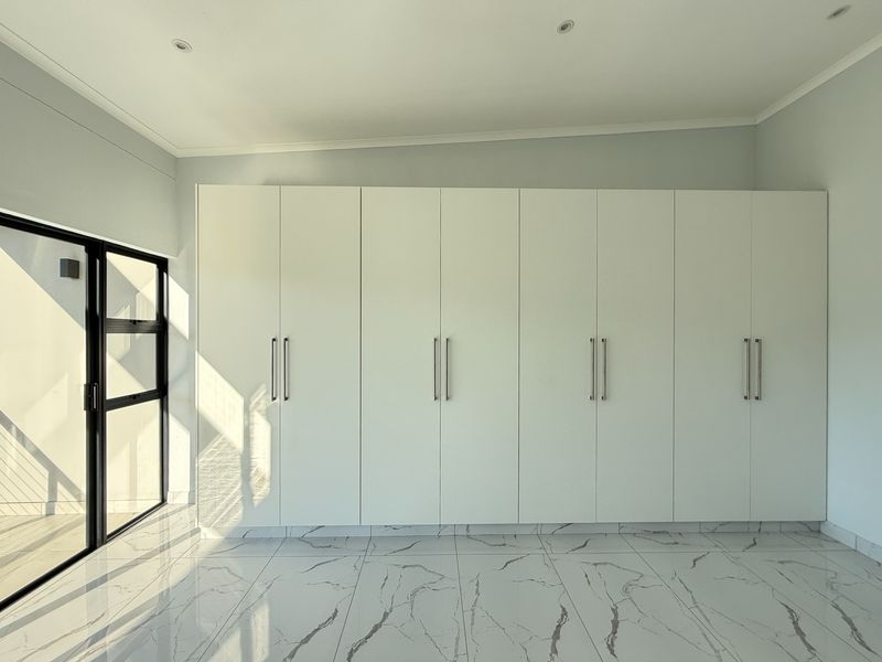 Modern 4-Bedroom Home in Palm Lakes Estate – Contemporary Living in a Natural Setting - Photo 8