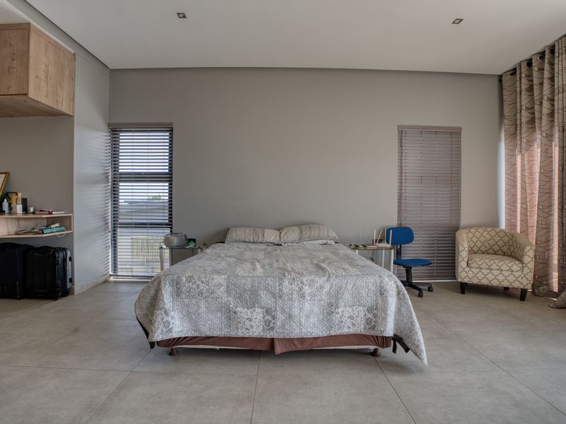 Elegant 4-Bedroom Family Home – Palm Lakes Estate - Photo 9