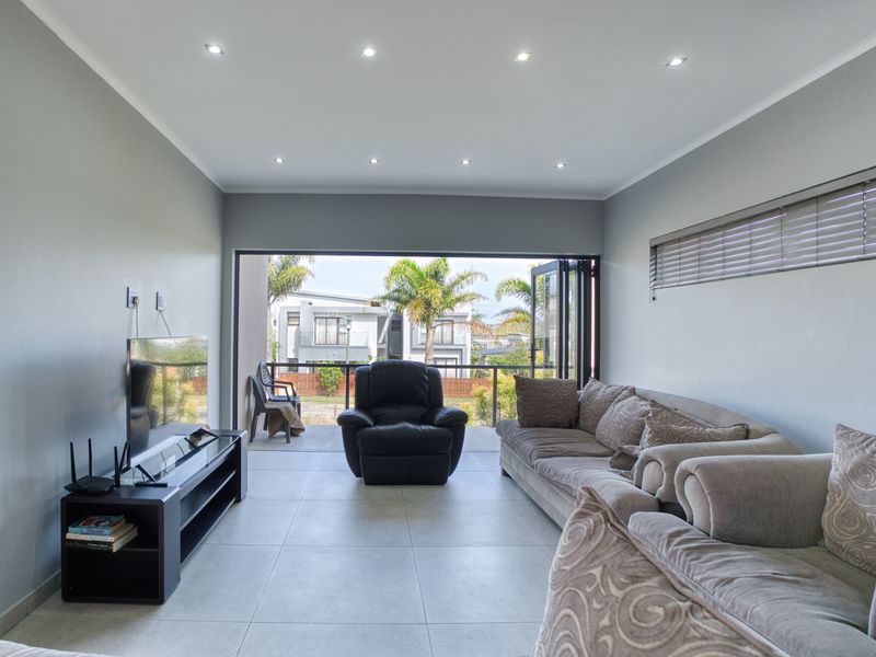 Elegant 4-Bedroom Family Home – Palm Lakes Estate - Photo 7