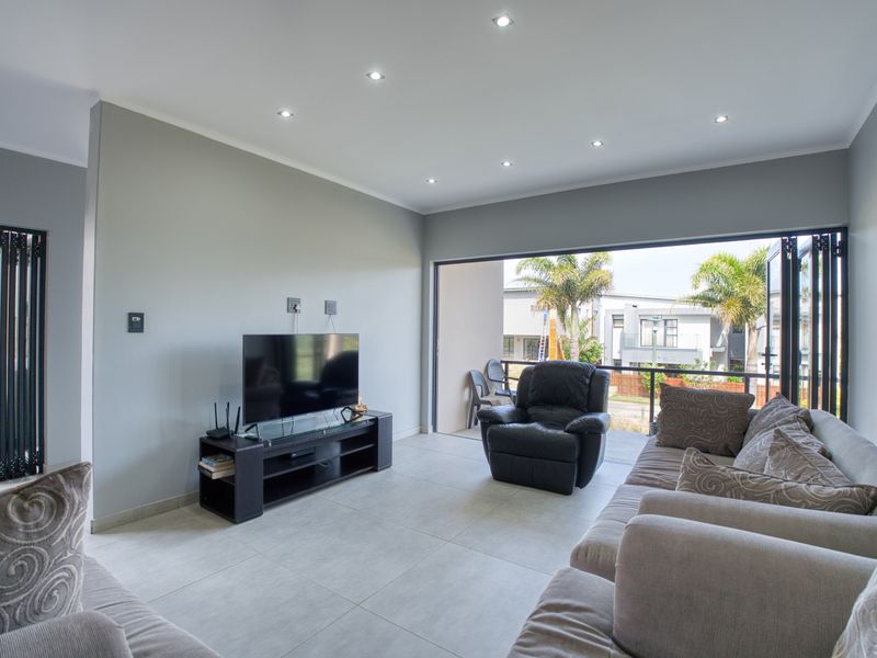 Elegant 4-Bedroom Family Home – Palm Lakes Estate - Photo 8