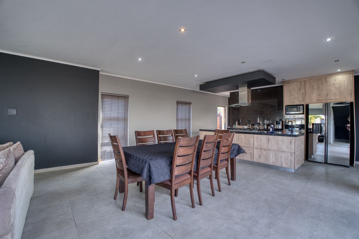 Elegant 4-Bedroom Family Home – Palm Lakes Estate - Photo 5