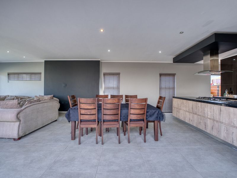 Elegant 4-Bedroom Family Home – Palm Lakes Estate - Photo 6