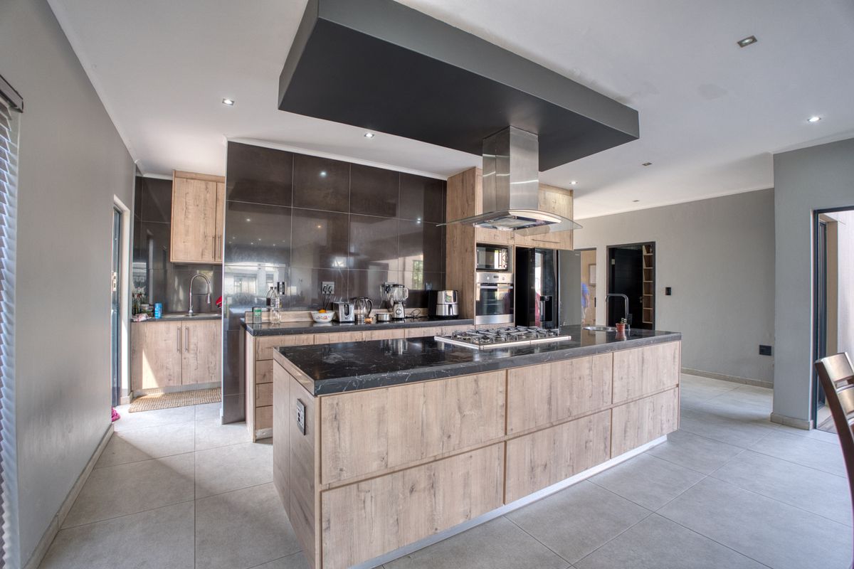 Elegant 4-Bedroom Family Home – Palm Lakes Estate - Photo 3