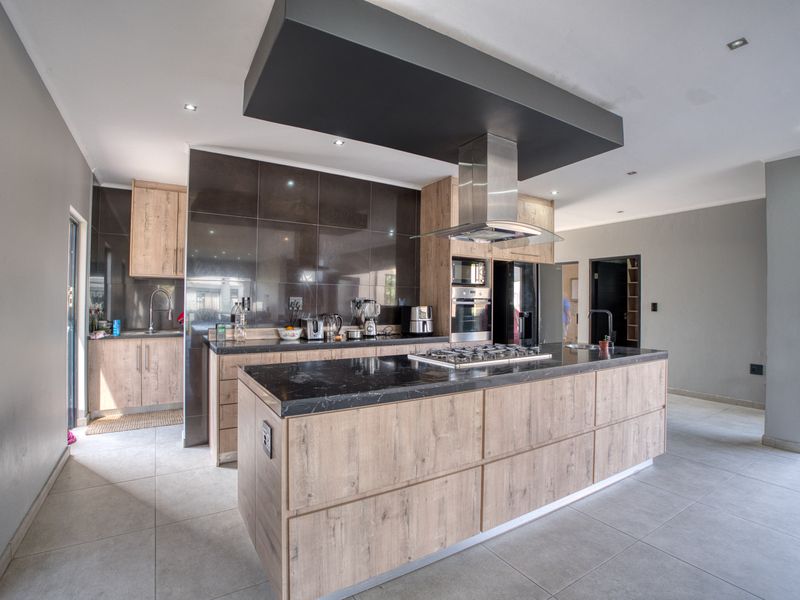 Elegant 4-Bedroom Family Home – Palm Lakes Estate - Photo 3