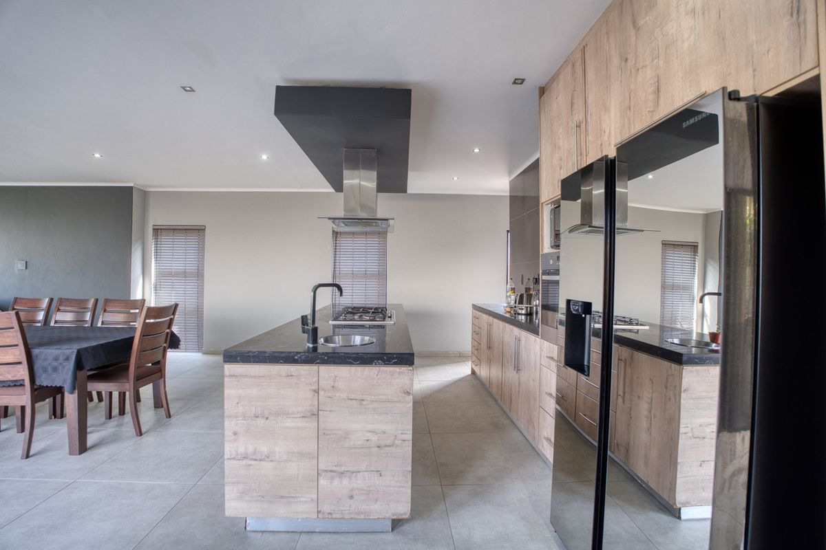 Elegant 4-Bedroom Family Home – Palm Lakes Estate - Photo 4