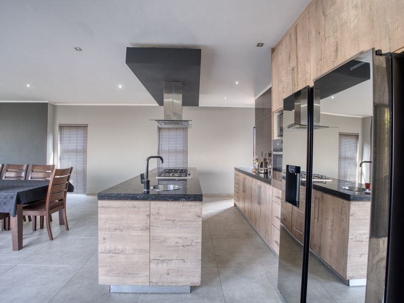 Elegant 4-Bedroom Family Home – Palm Lakes Estate - Photo 4