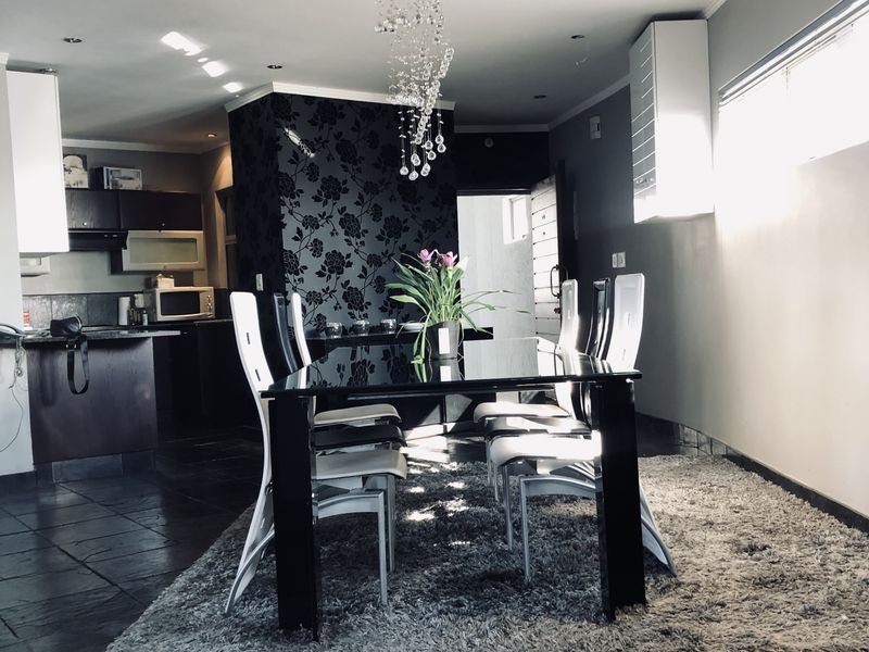 2 BED 2 BATH SANDTON CENTRAL APARTMENT - Photo 10