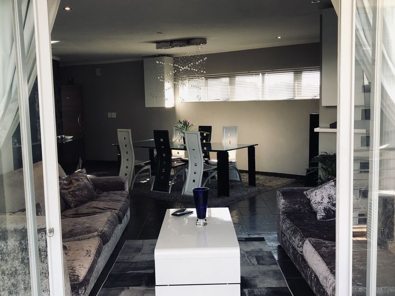 2 BED 2 BATH SANDTON CENTRAL APARTMENT - Photo 6