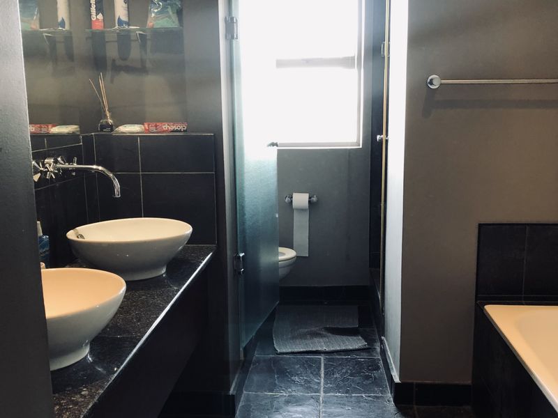 2 BED 2 BATH SANDTON CENTRAL APARTMENT - Photo 7