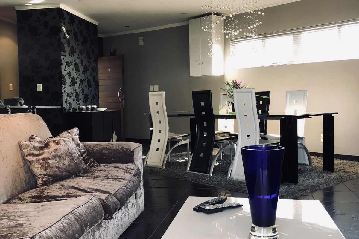 2 BED 2 BATH SANDTON CENTRAL APARTMENT - Photo 2