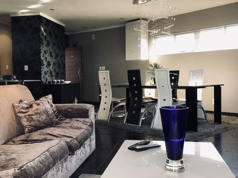 2 BED 2 BATH SANDTON CENTRAL APARTMENT - Photo 2