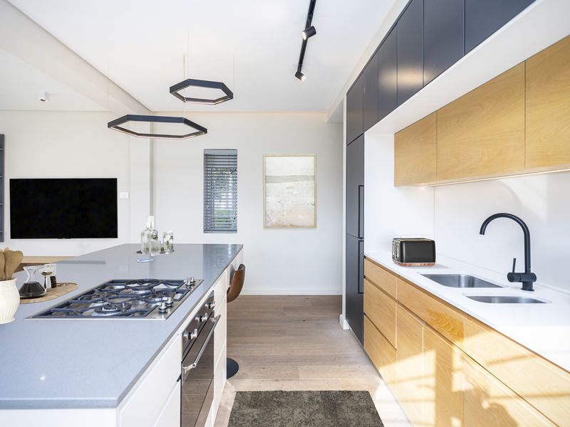 Newly Renovated Two Bedroom ground floor apartment with a Garage in the Heart of Rondebosch - Photo 9