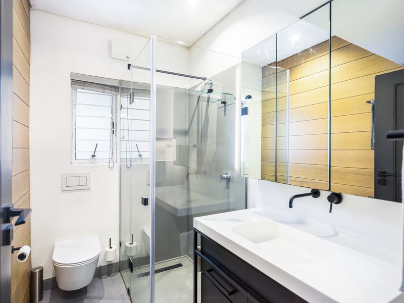 Newly Renovated Two Bedroom ground floor apartment with a Garage in the Heart of Rondebosch - Photo 4