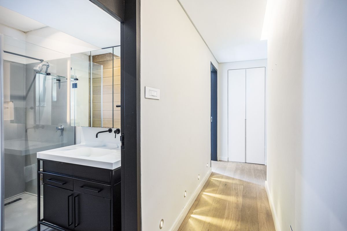 Newly Renovated Two Bedroom ground floor apartment with a Garage in the Heart of Rondebosch - Photo 5