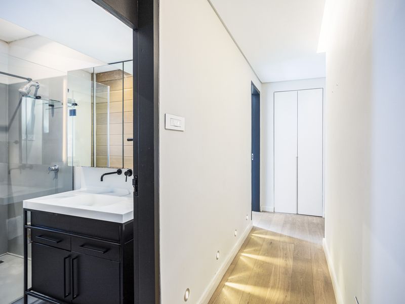 Newly Renovated Two Bedroom ground floor apartment with a Garage in the Heart of Rondebosch - Photo 5