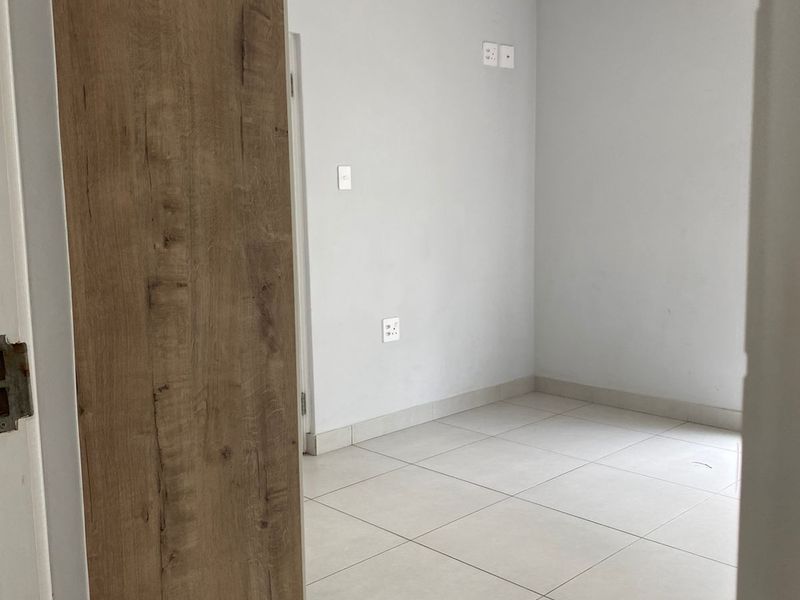 Spacious 2-Bed, 2-Bath with Modern Comforts - Photo 9