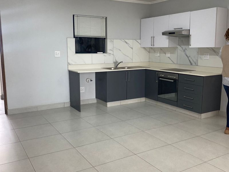 Spacious 2-Bed, 2-Bath with Modern Comforts - Photo 2