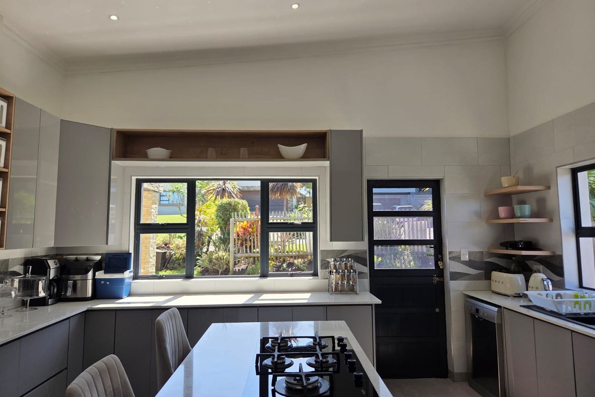 Stunning 4-Bedroom Home for Sale in Palm Lakes Estate - Photo 4