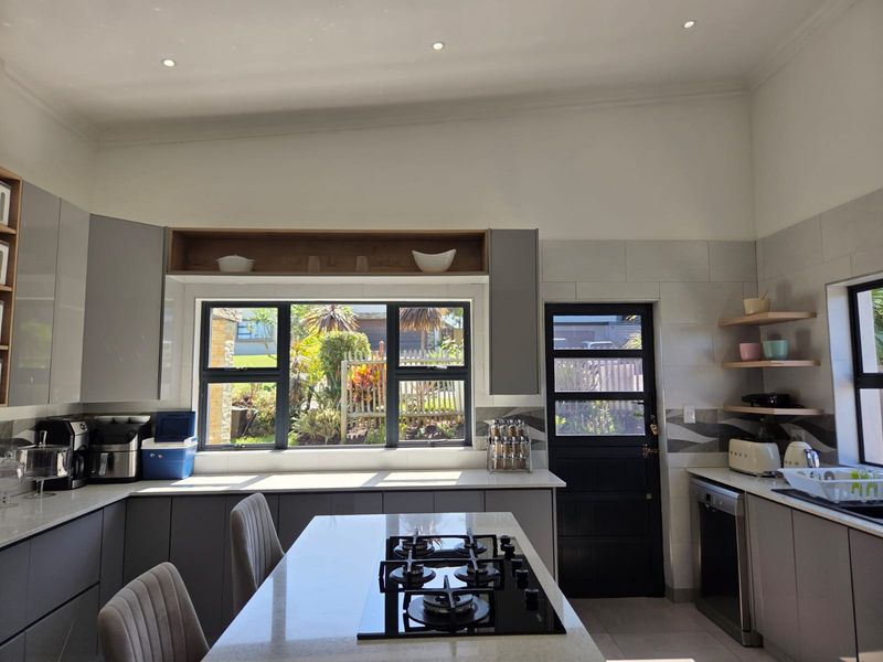 Stunning 4-Bedroom Home for Sale in Palm Lakes Estate - Photo 4