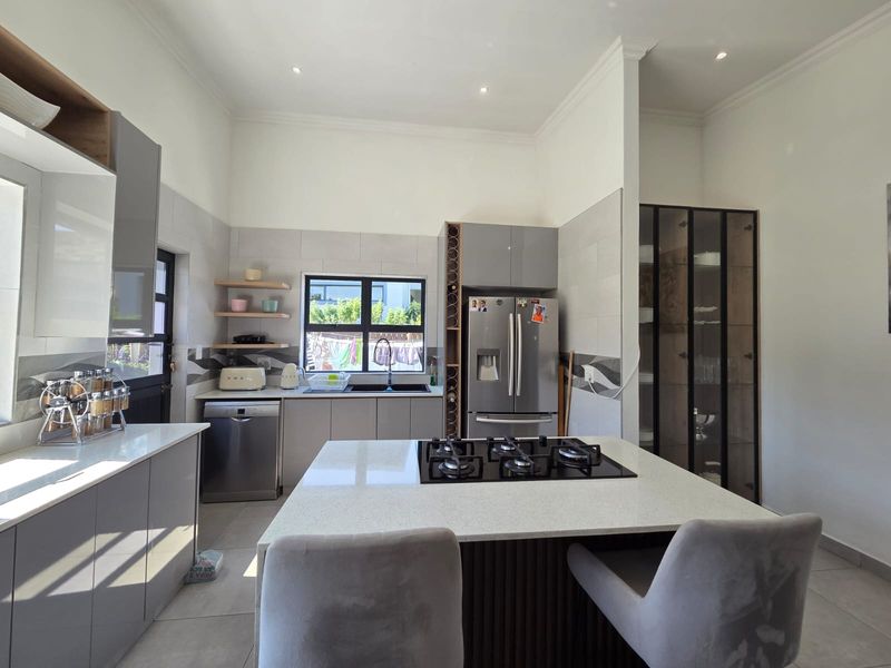 Stunning 4-Bedroom Home for Sale in Palm Lakes Estate - Photo 6