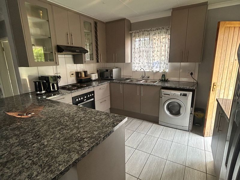 Stunning 2-Bedroom Unit in Secure Estate - Terenure-  Perfect Blend of Convenience and Security - Photo 4