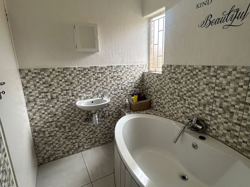 Stunning 2-Bedroom Unit in Secure Estate - Terenure-  Perfect Blend of Convenience and Security - Photo 9