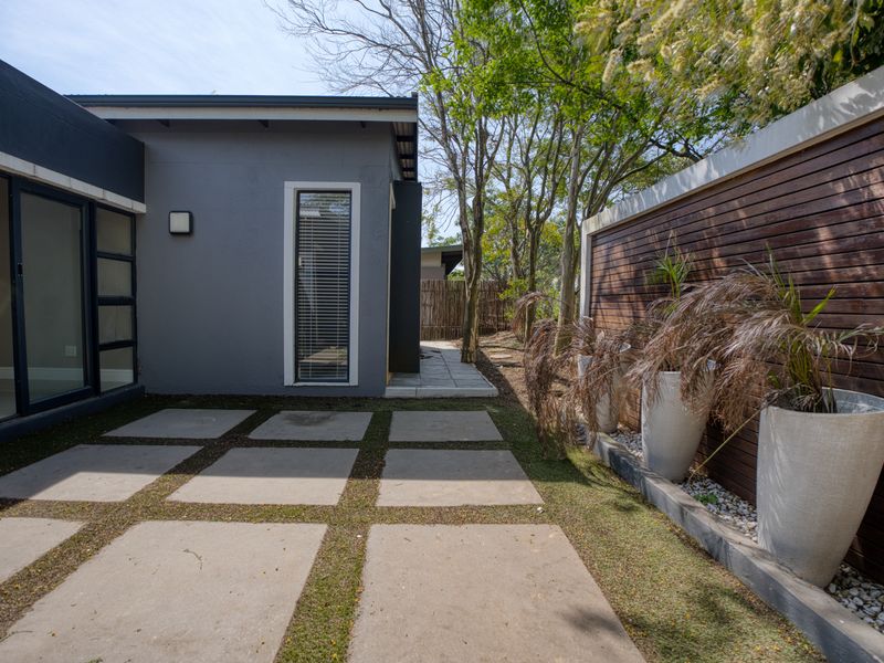 Stunning 4-Bedroom Home for Sale in Palm Lakes Estate - Photo 2