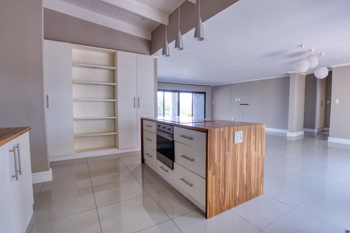 Stunning 4-Bedroom Home for Sale in Palm Lakes Estate - Photo 4