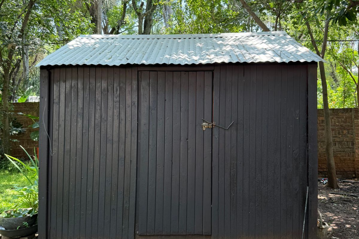 Spacious 3-Bedroom Townhouse with Study, Braai & Excellent Parking - Photo 4