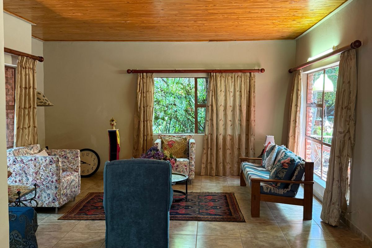 Spacious 3-Bedroom Townhouse with Study, Braai & Excellent Parking - Photo 3