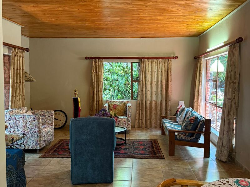 Spacious 3-Bedroom Townhouse with Study, Braai & Excellent Parking - Photo 3