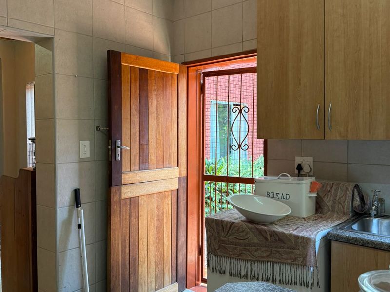 Spacious 3-Bedroom Townhouse with Study, Braai & Excellent Parking - Photo 7