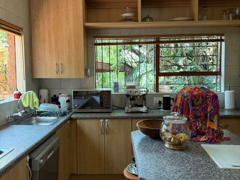 Spacious 3-Bedroom Townhouse with Study, Braai & Excellent Parking - Photo 6