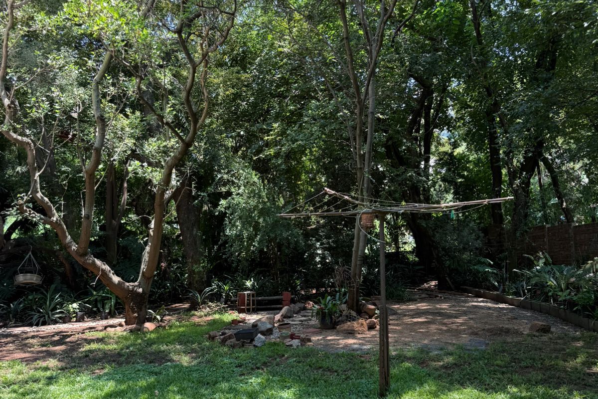 Spacious 3-Bedroom Townhouse with Study, Braai & Excellent Parking - Photo 2