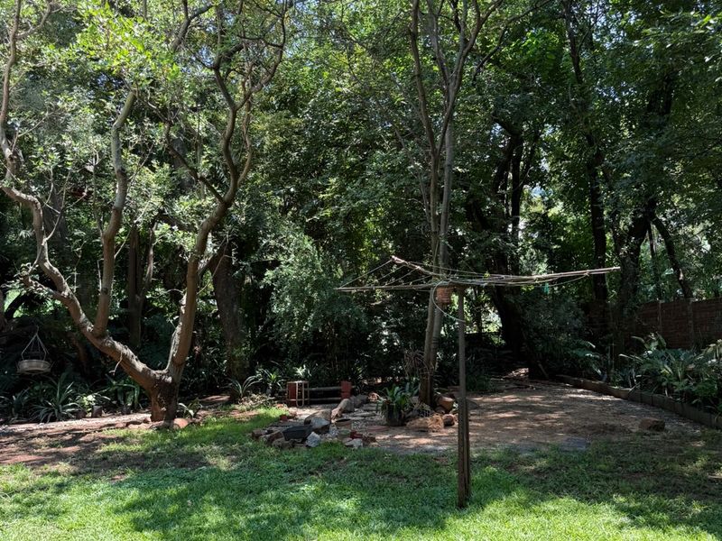 Spacious 3-Bedroom Townhouse with Study, Braai & Excellent Parking - Photo 2