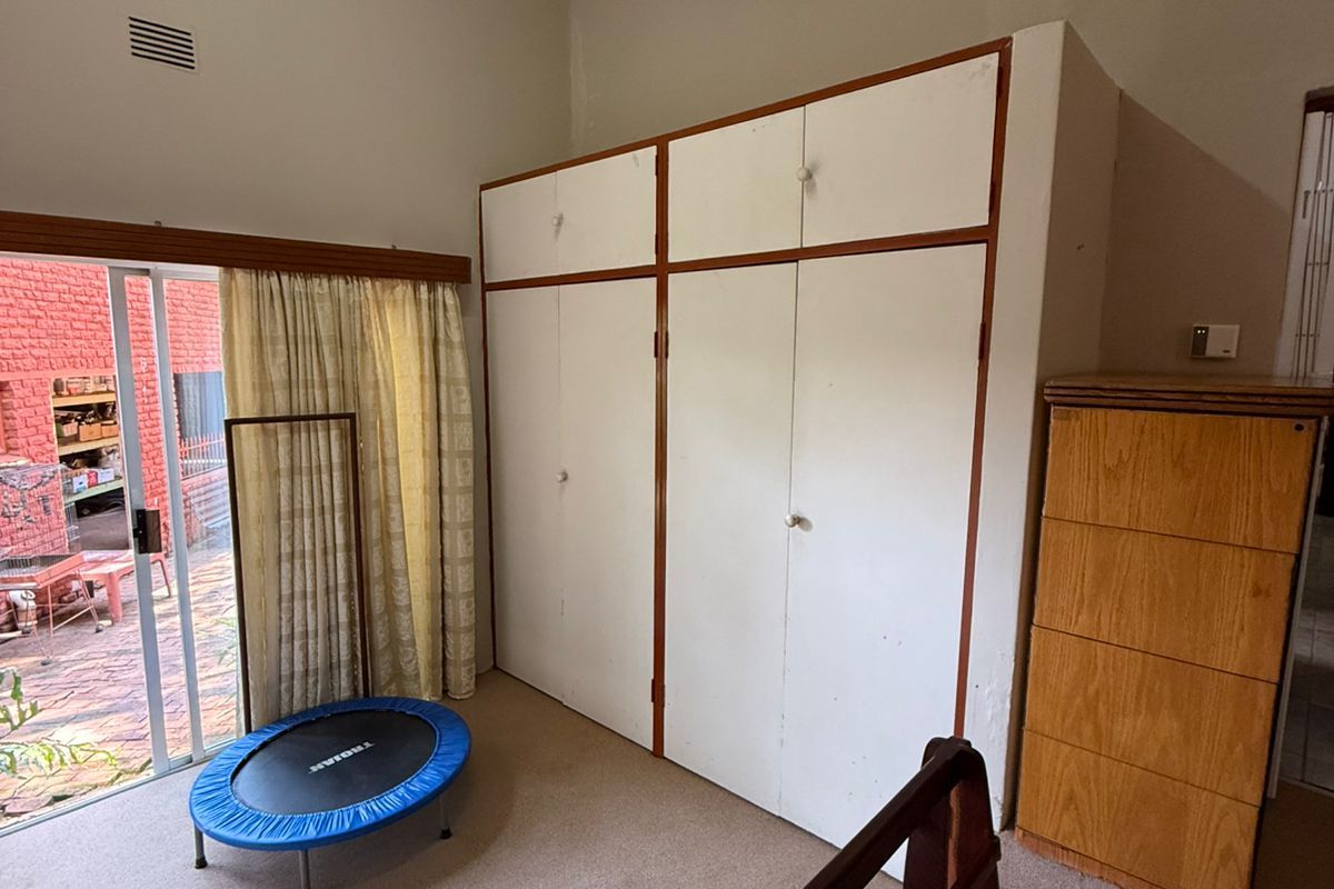 Spacious 3-Bedroom Townhouse with Study, Braai & Excellent Parking - Photo 5