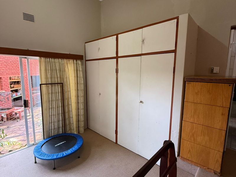 Spacious 3-Bedroom Townhouse with Study, Braai & Excellent Parking - Photo 5