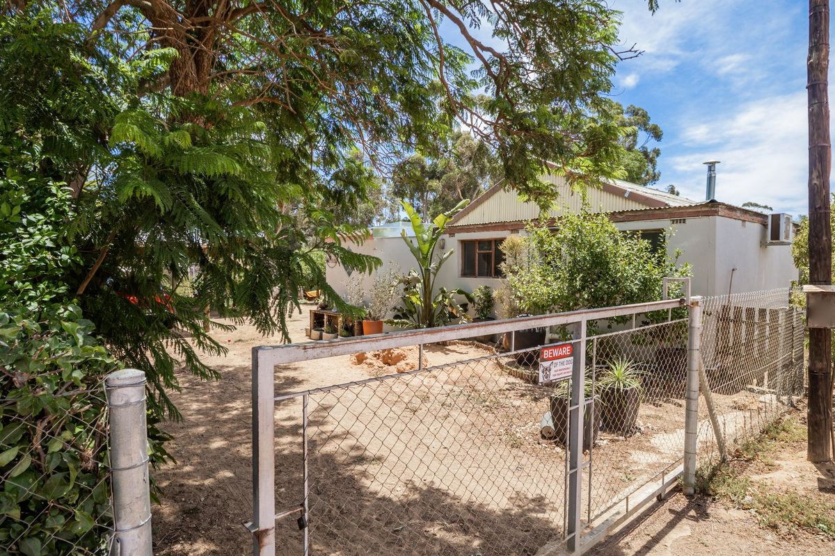 Stunning Property with 2 houses, flat and borehole. - Photo 3